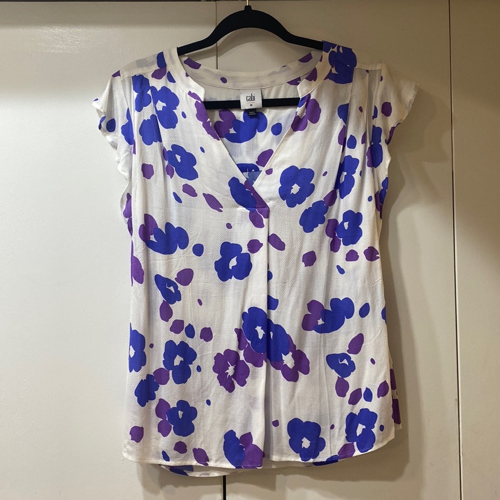 Cabi v neck short sleeve floral top size M